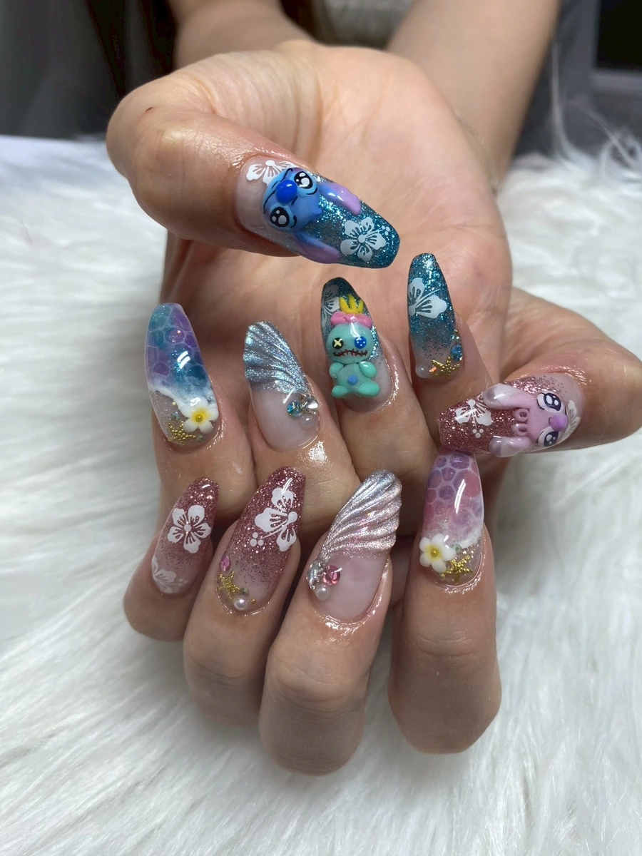 パステルカラーの手描きアートネイル施術例